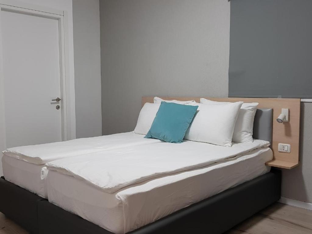 Airport Guest House Or Yehuda Eksteriør bilde